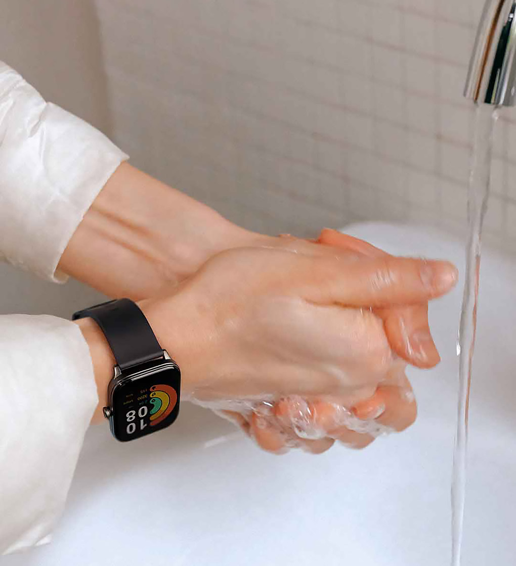 Haylou GST smartwatch na mão molhada do homem