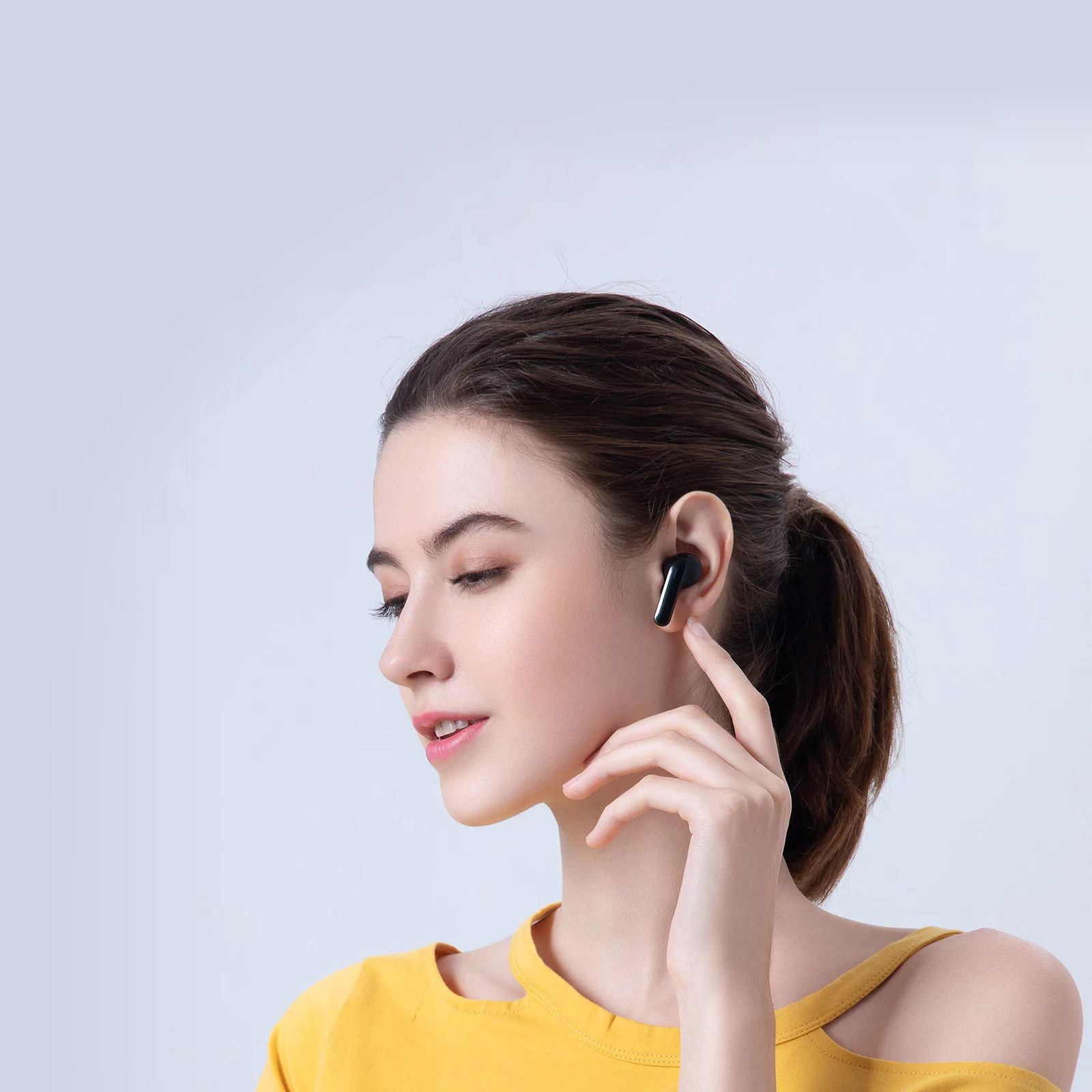 Haylou GT3 Pro Mulher fotográfica com fone de ouvido