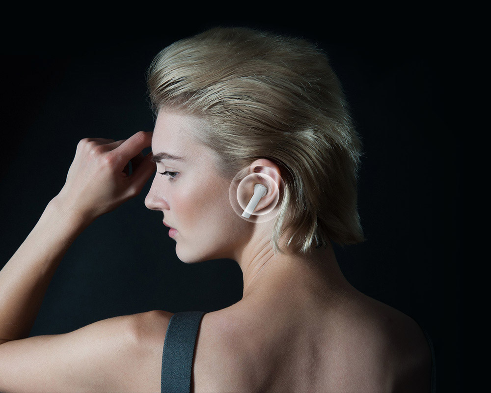 Haylou GT6 Foto de uma mulher com um fone de ouvido