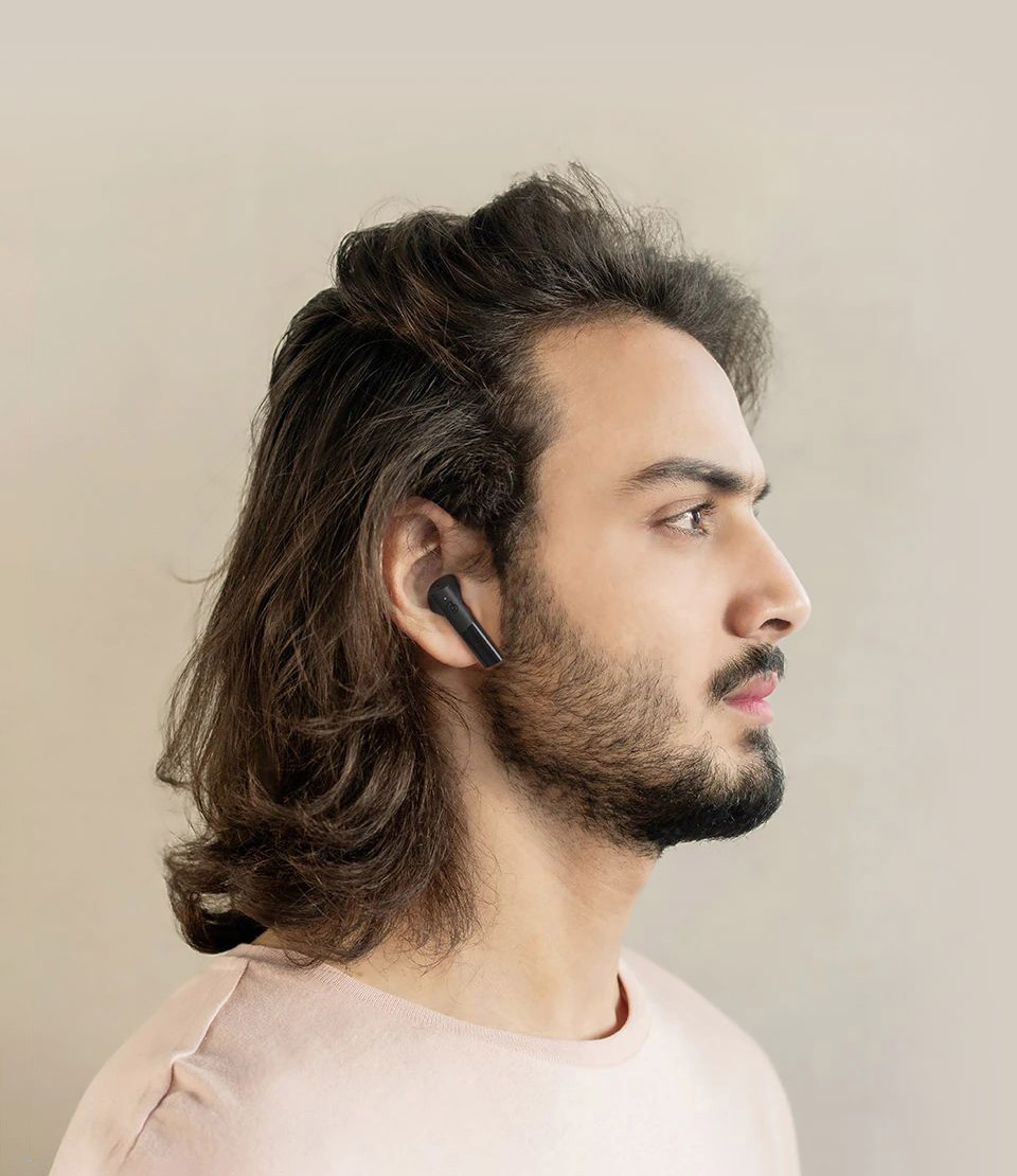 Haylou GT6 Foto de um homem com um fone de ouvido