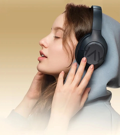 Mulher ouvindo música com fones de ouvido HAYLOU S30 pretos