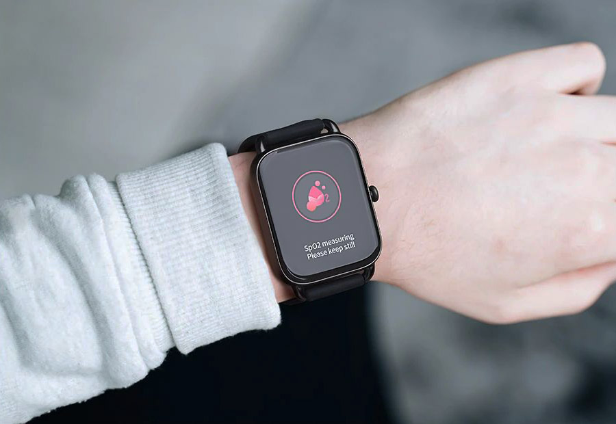 Relógio Haylou RS4 Smart em uma mão
