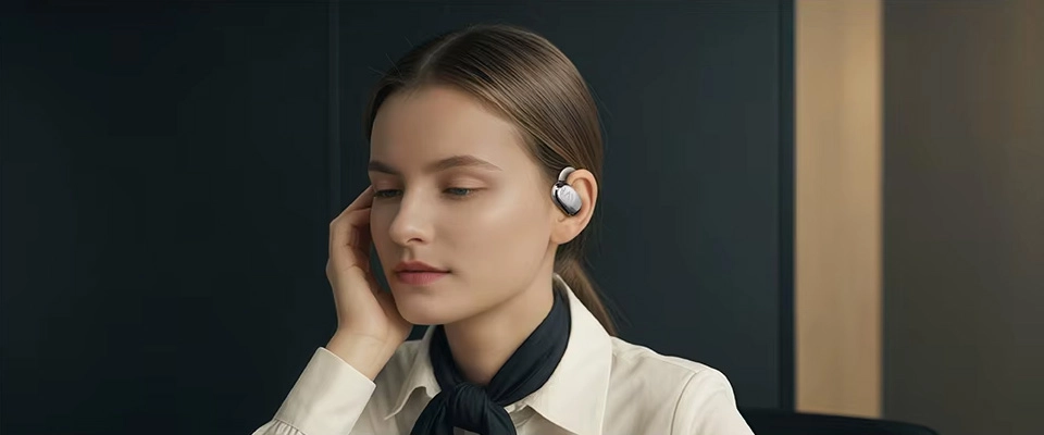 Mujer trabajadora escuchando música con los auriculares Haylou Earhook 1