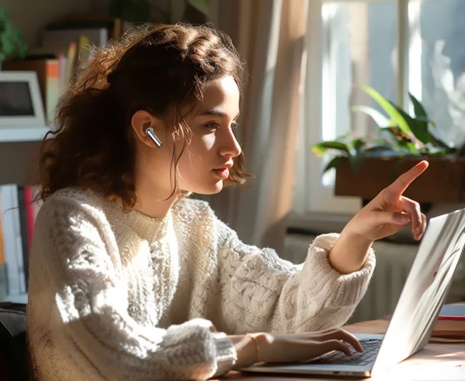 Mujer trabajando y utilizando Haylou Mori Pro