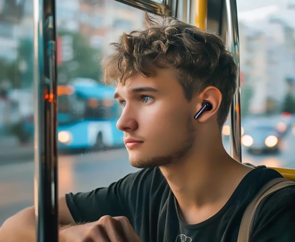 Hombre usando Haylou Mori Pro en el transporte público