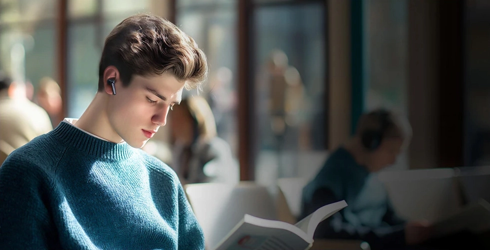 Hombre usando Haylou Mori Pro en una biblioteca