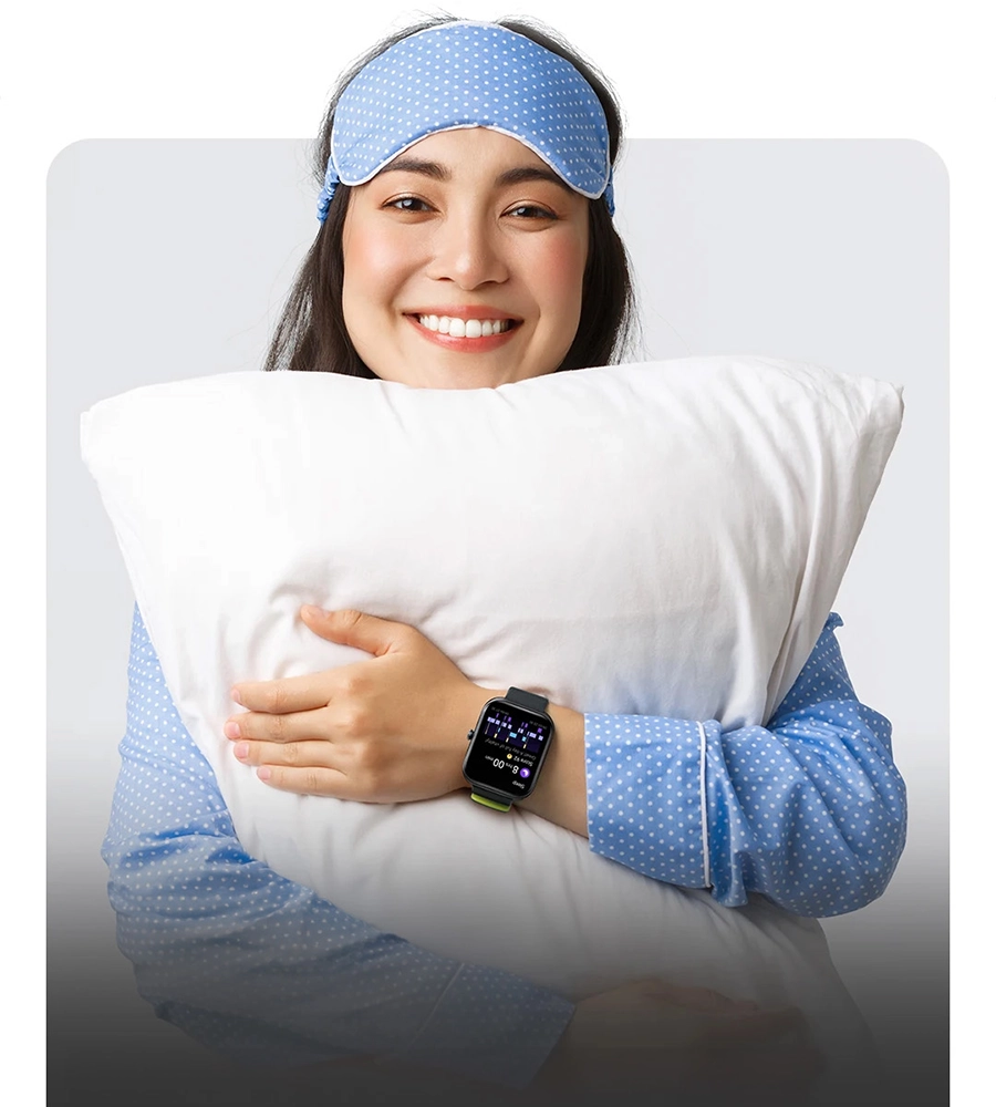 Mujer con almohada lleva Haylou RS4 Max