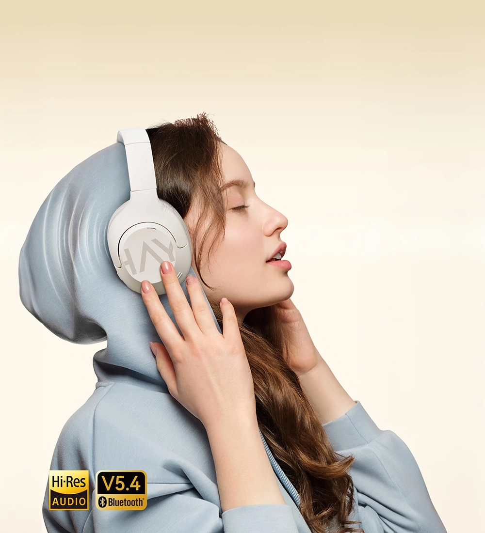 Mujer escuchando música con auriculares HAYLOU S30