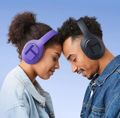 Hombre y mujer escuchando los auriculares Haylou S35 ANC