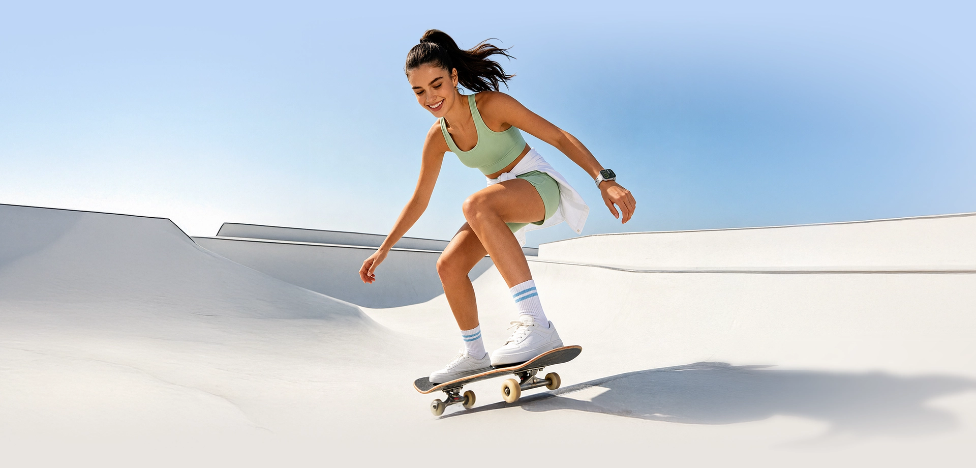 Skater con smartwatch al aire libre