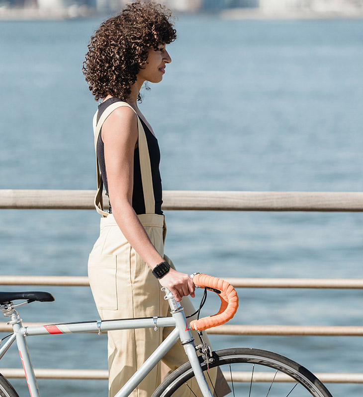 Haylou RS4 en la mano de una mujer con una bicicleta