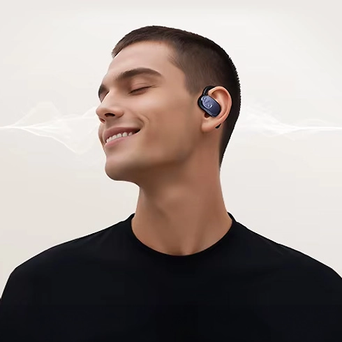 Man listening to music with Haylou Earhook 1 earphones