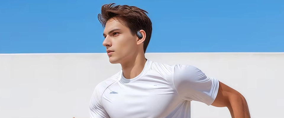 Running man listening to music with Haylou Earhook 1 earphones