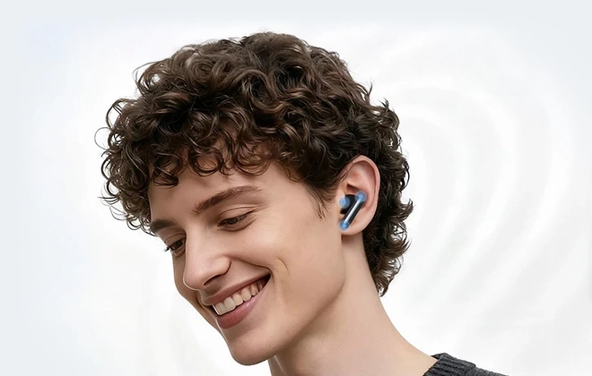 Man wearing HAYLOU Flowbuds N55 earbuds