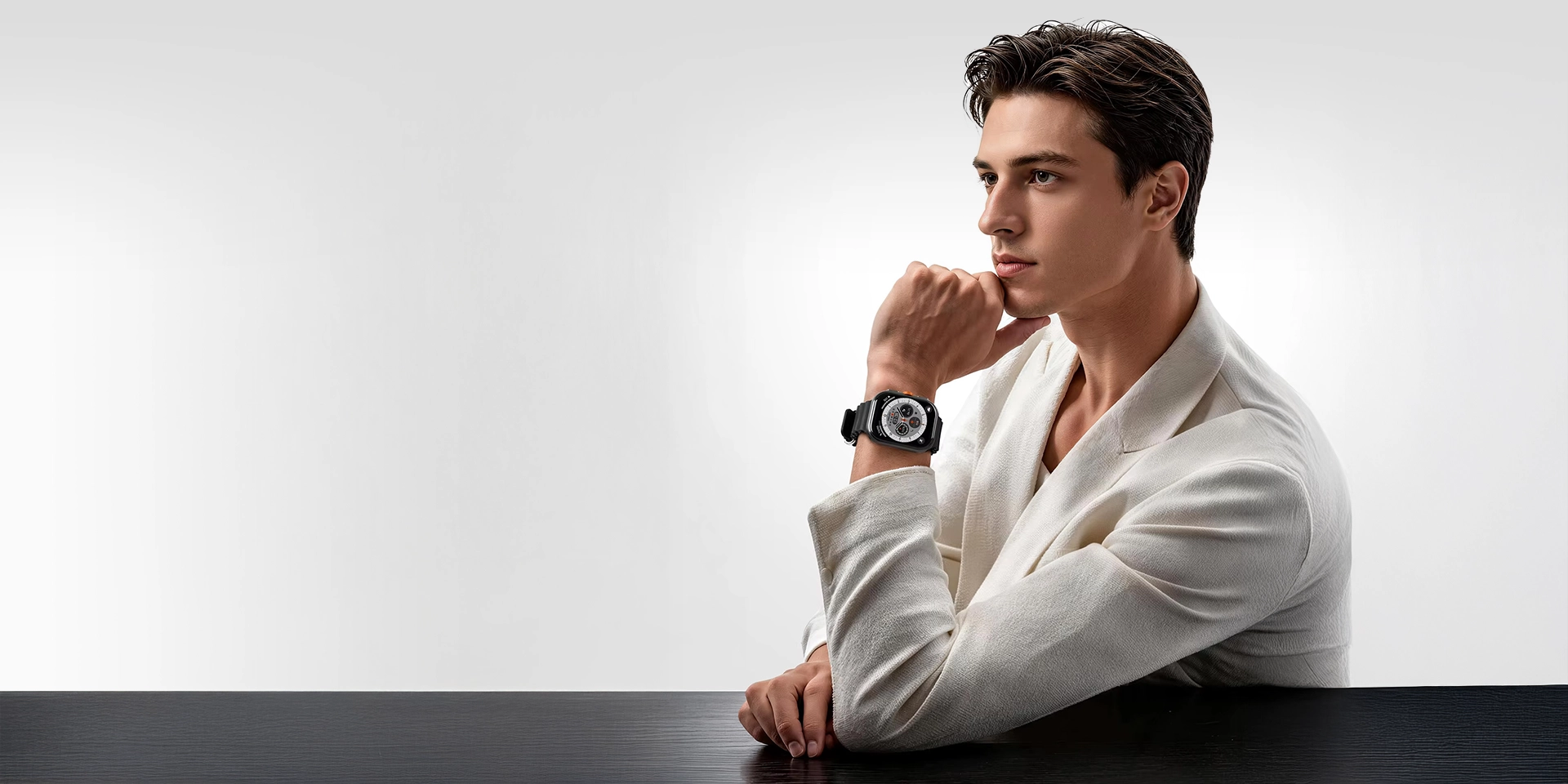 Hombre con el reloj inteligente HAYLOU Velo