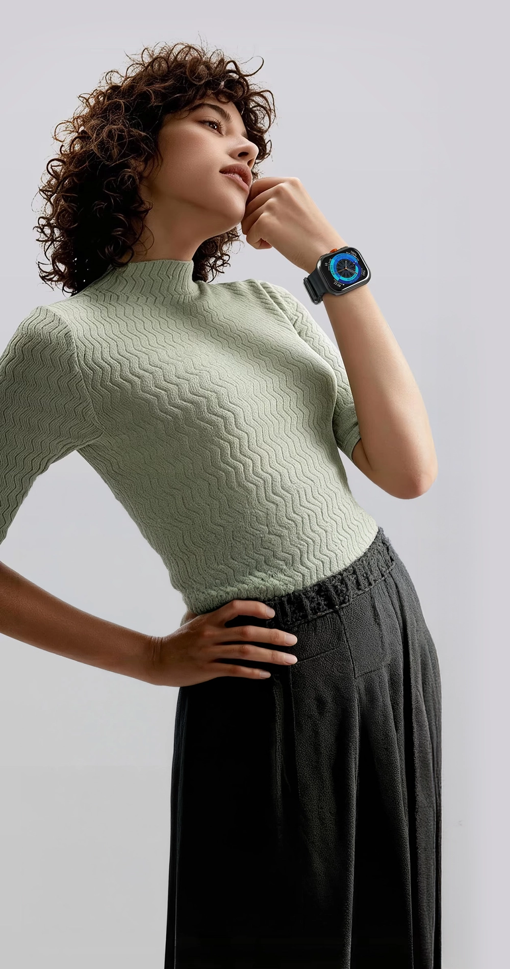 Mujer con el reloj inteligente HAYLOU Velo