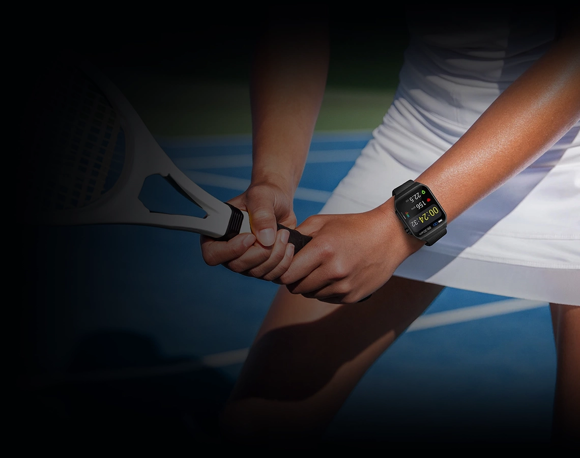 Haylou Watch S8 na mão de um jogador de ténis