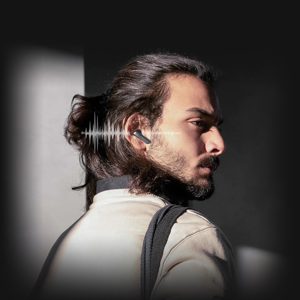 Haylou X1 Foto de um homem com um tampão de ouvido