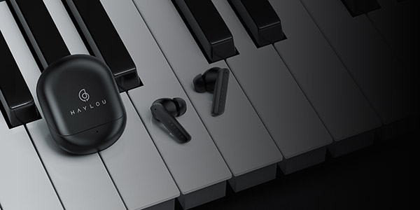 Haylou X1 Pro Fone de ouvido e caixa de carregamento nas teclas do piano